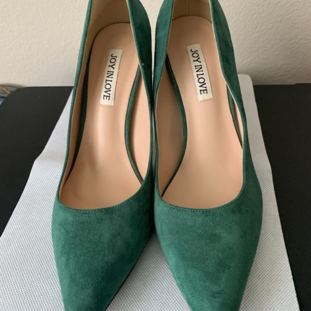 Joy in Love Green Suede Sz 8 NWOT
